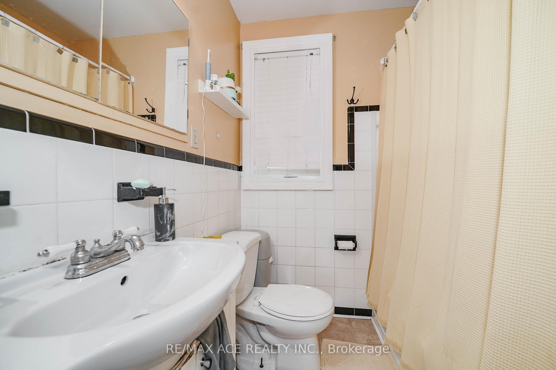 1425 Lakefield Street photo 32