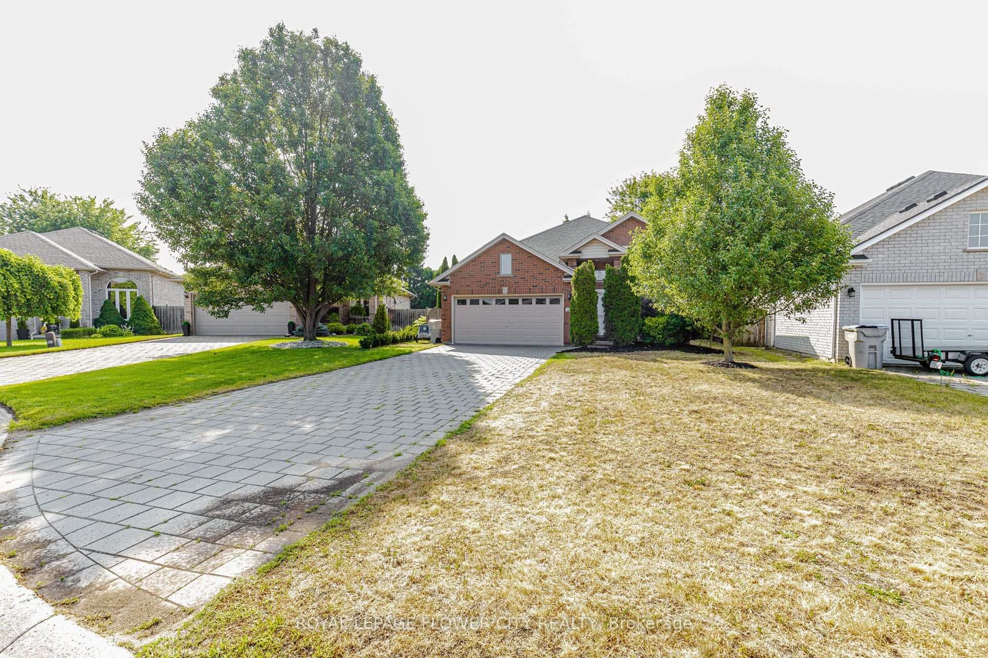 47 QUEENSWAY Drive photo 3