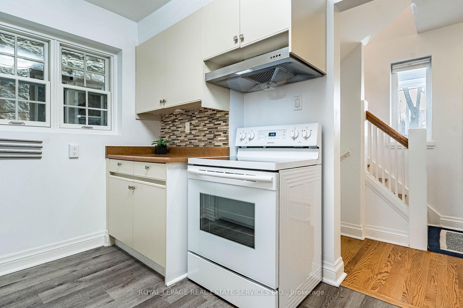 1107 Royal York Road photo 11