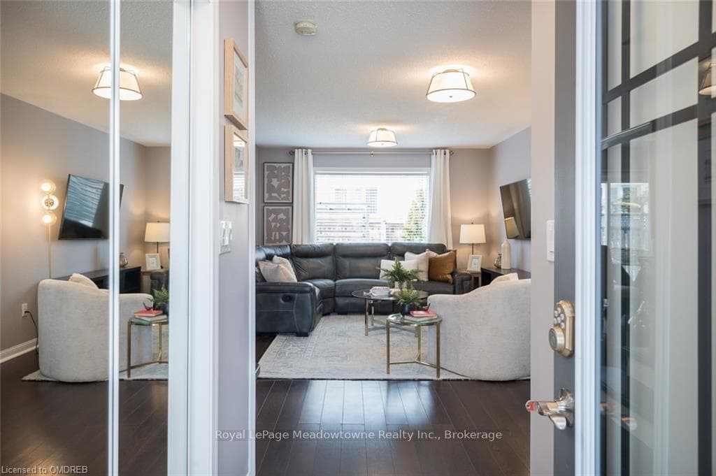 1583 CARTWRIGHT Crescent photo 3