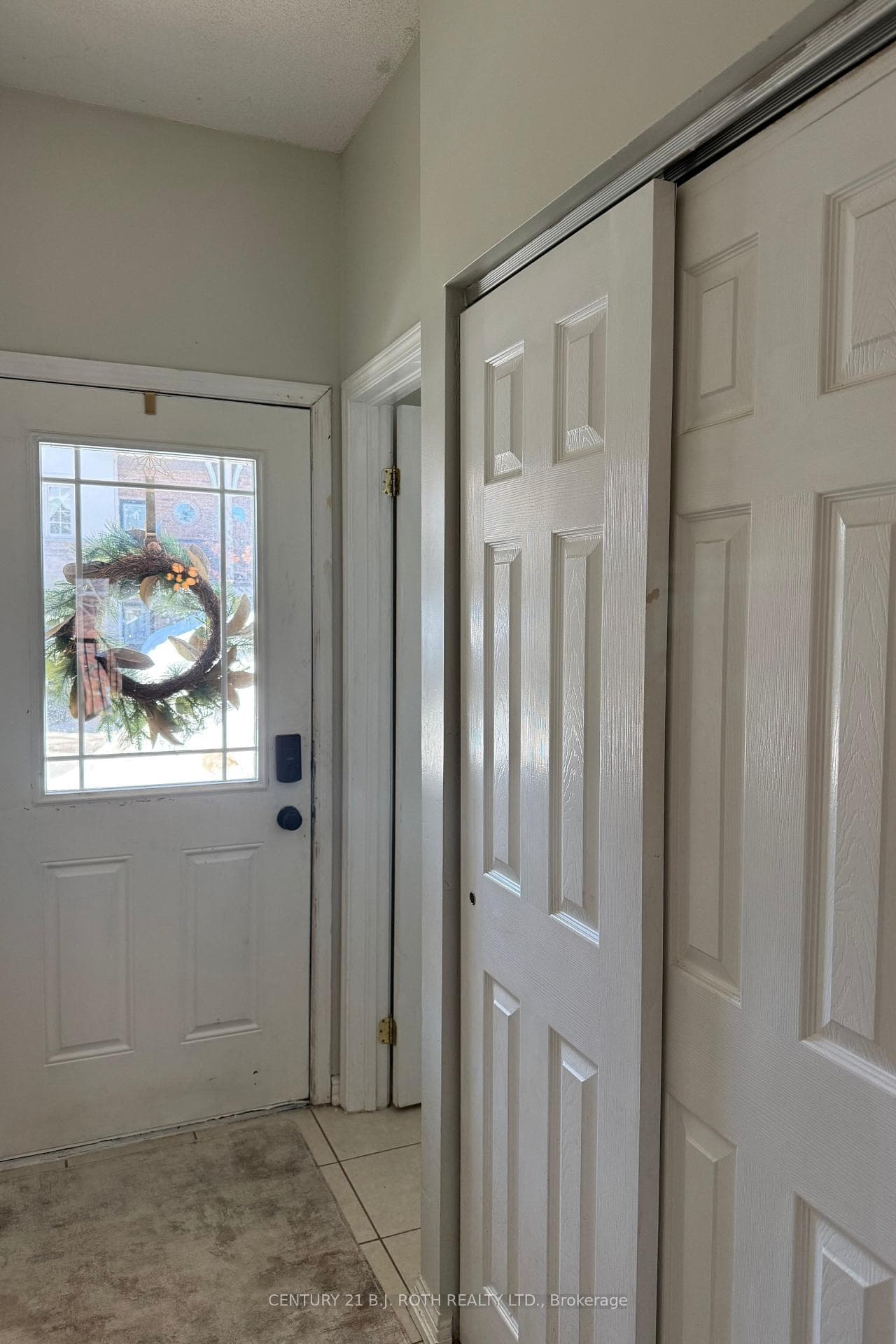 Bright Entrance Way with Spacious Closet