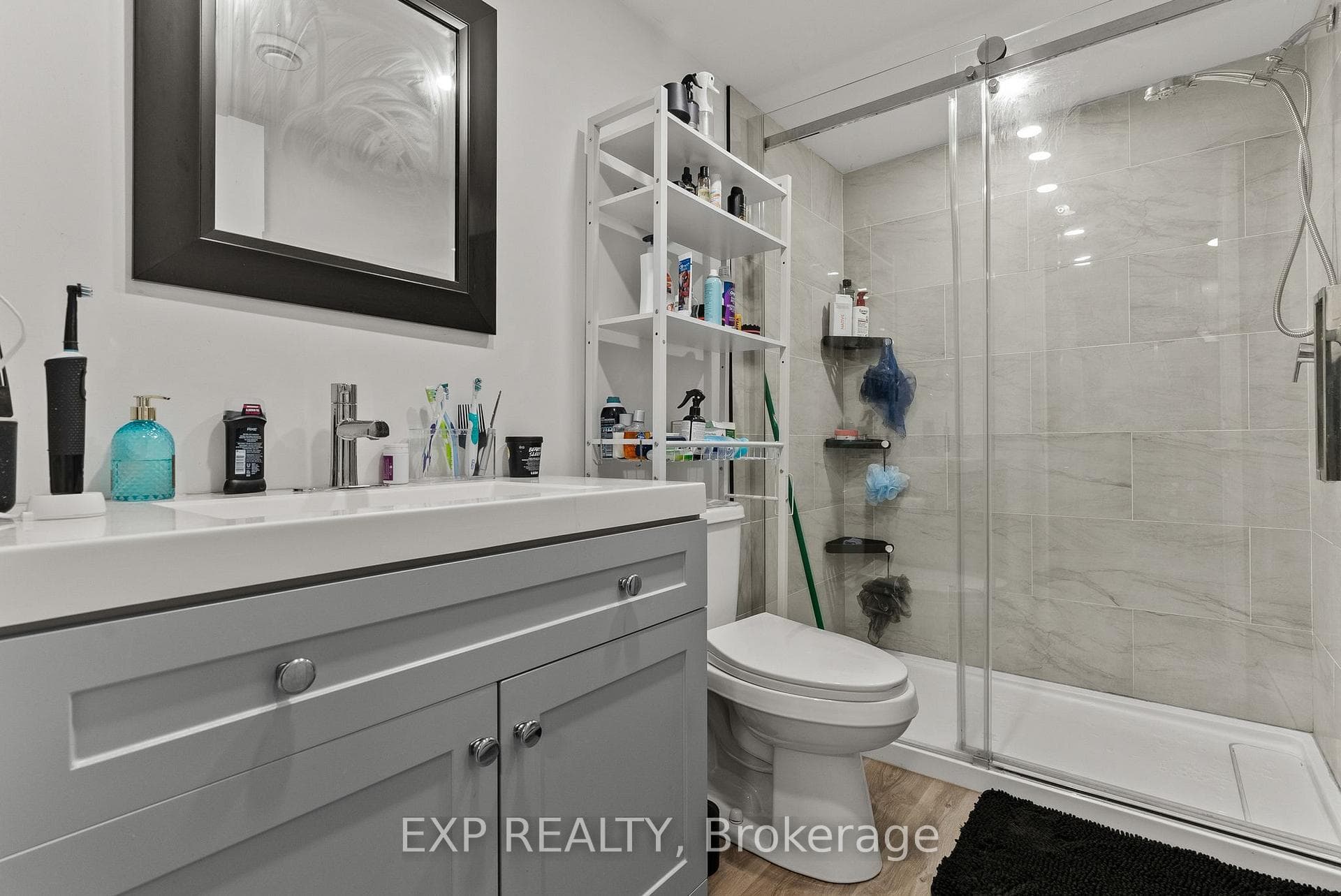 692 Claude Street photo 7
