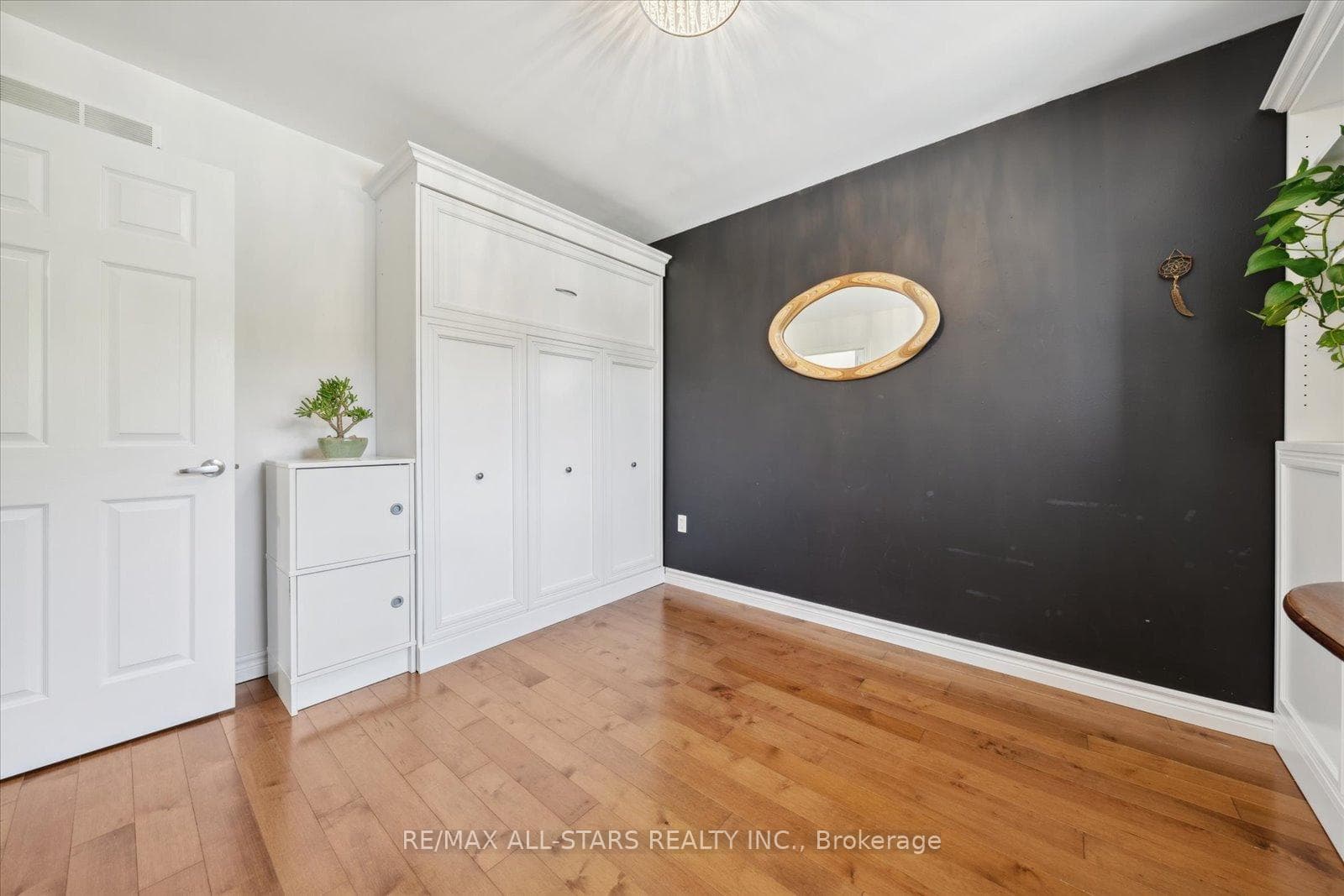 672 Burnham Street photo 22