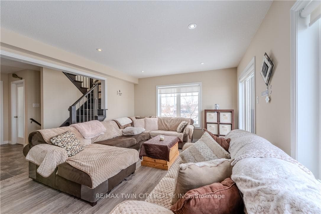 70 Willowrun Drive Unit L4 photo 12