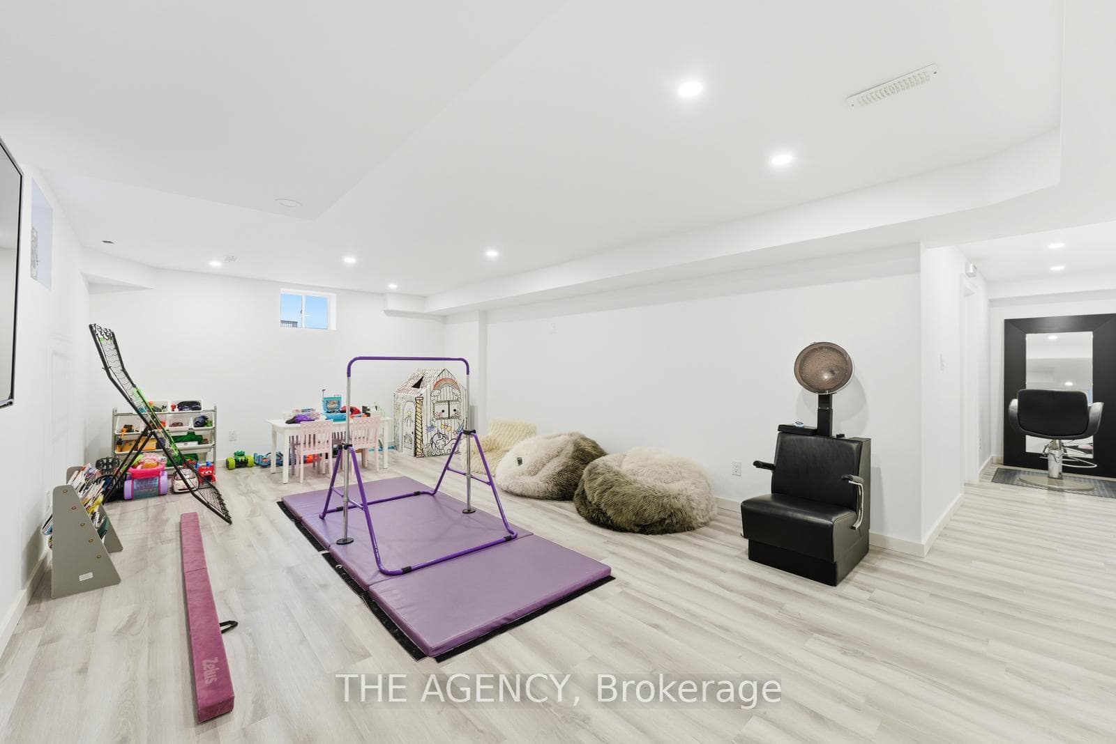 10 Maple Avenue photo 34