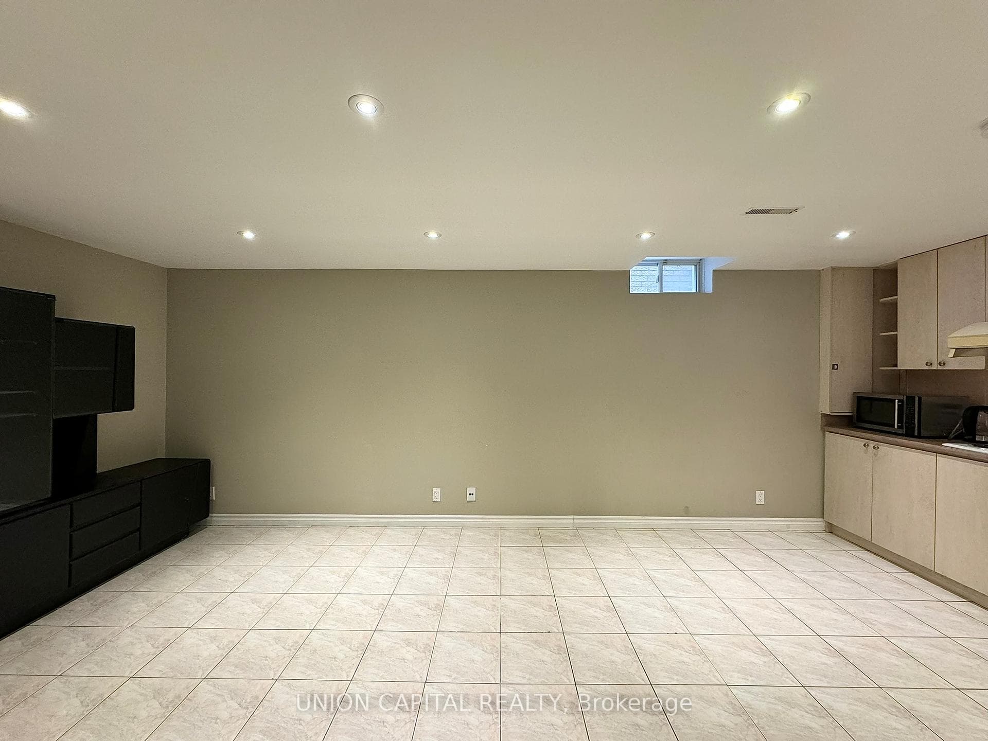 73 Manston Crescent photo 2
