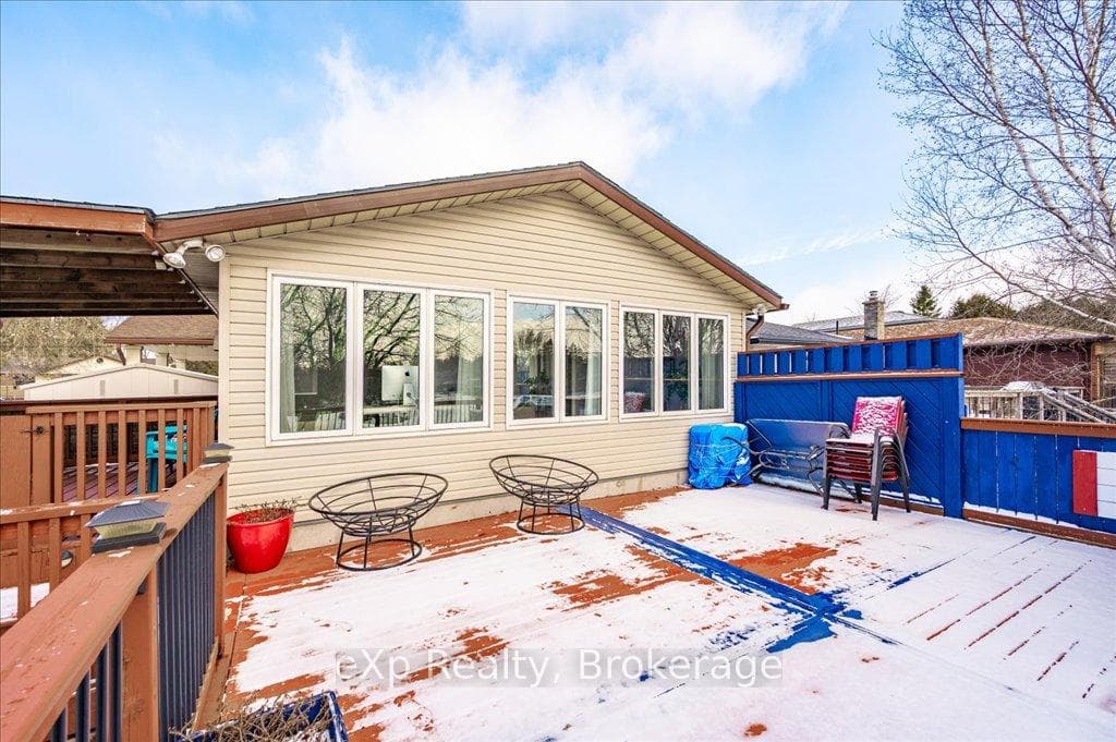 260 Strathallan Street photo 35