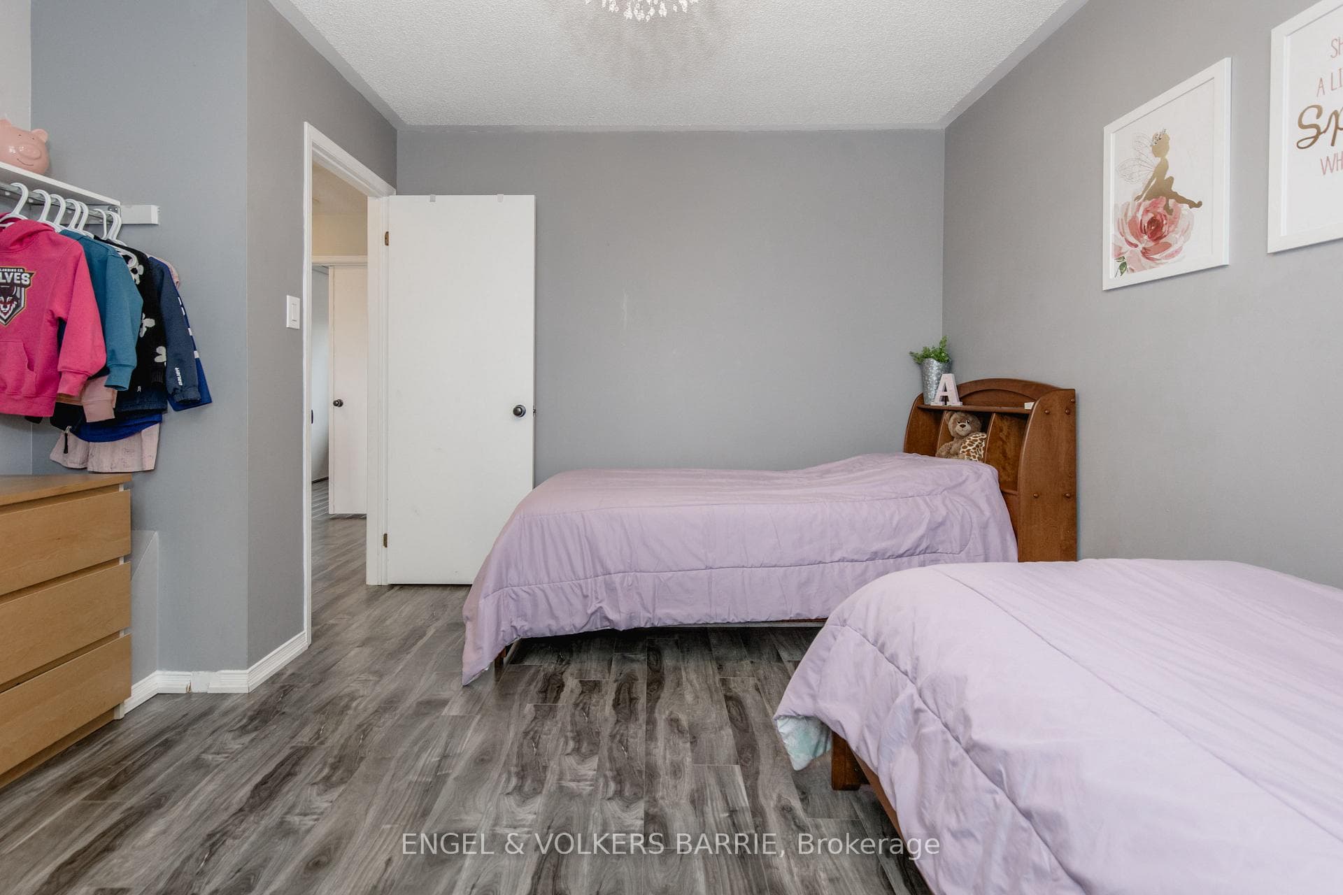 154 PICKETT Crescent photo 28