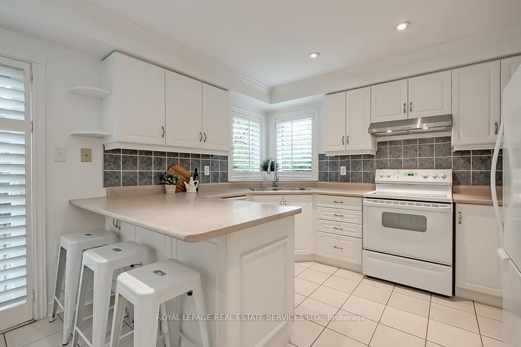 2358 Gladstone Avenue photo 15