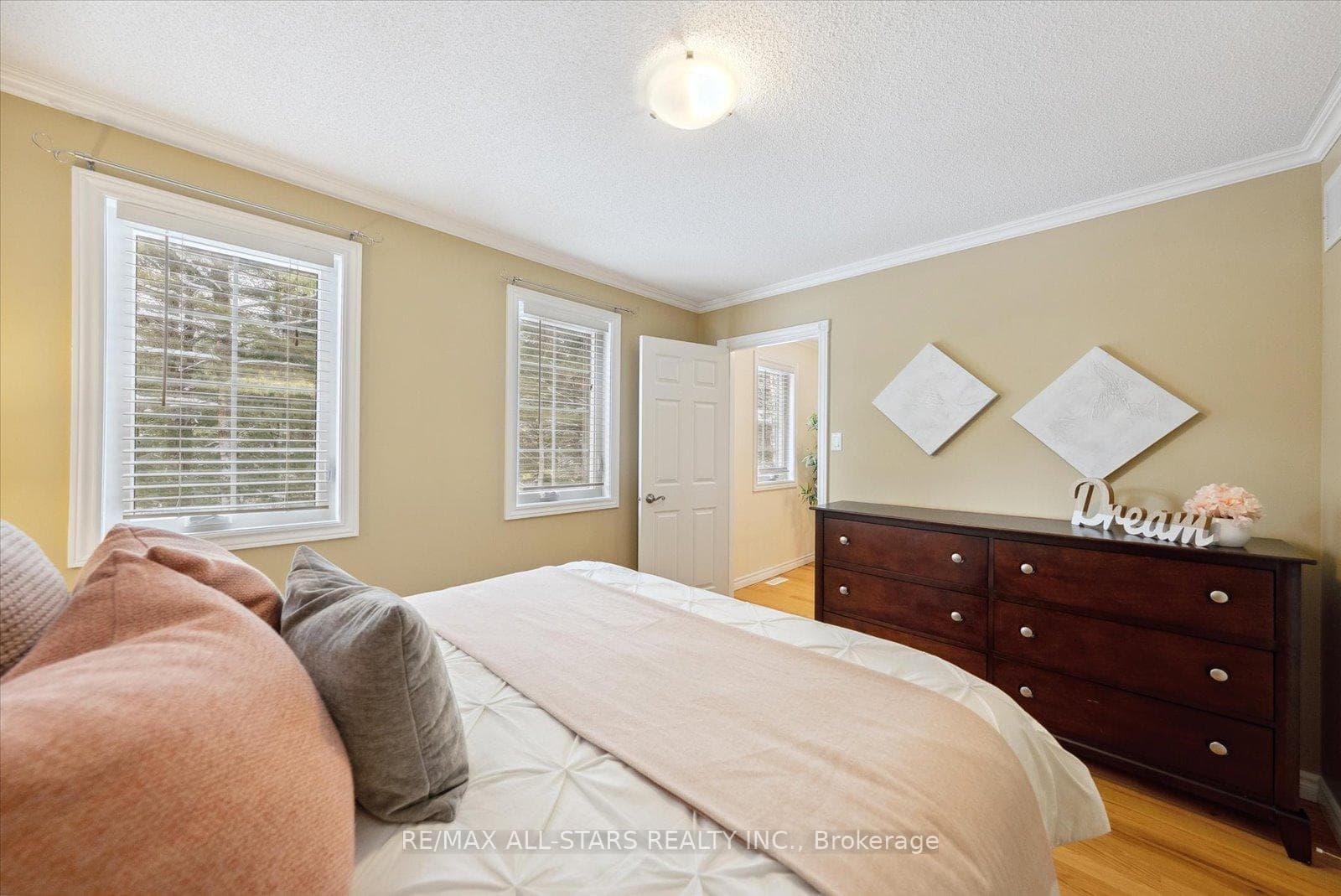 29 Robert Boulevard photo 31