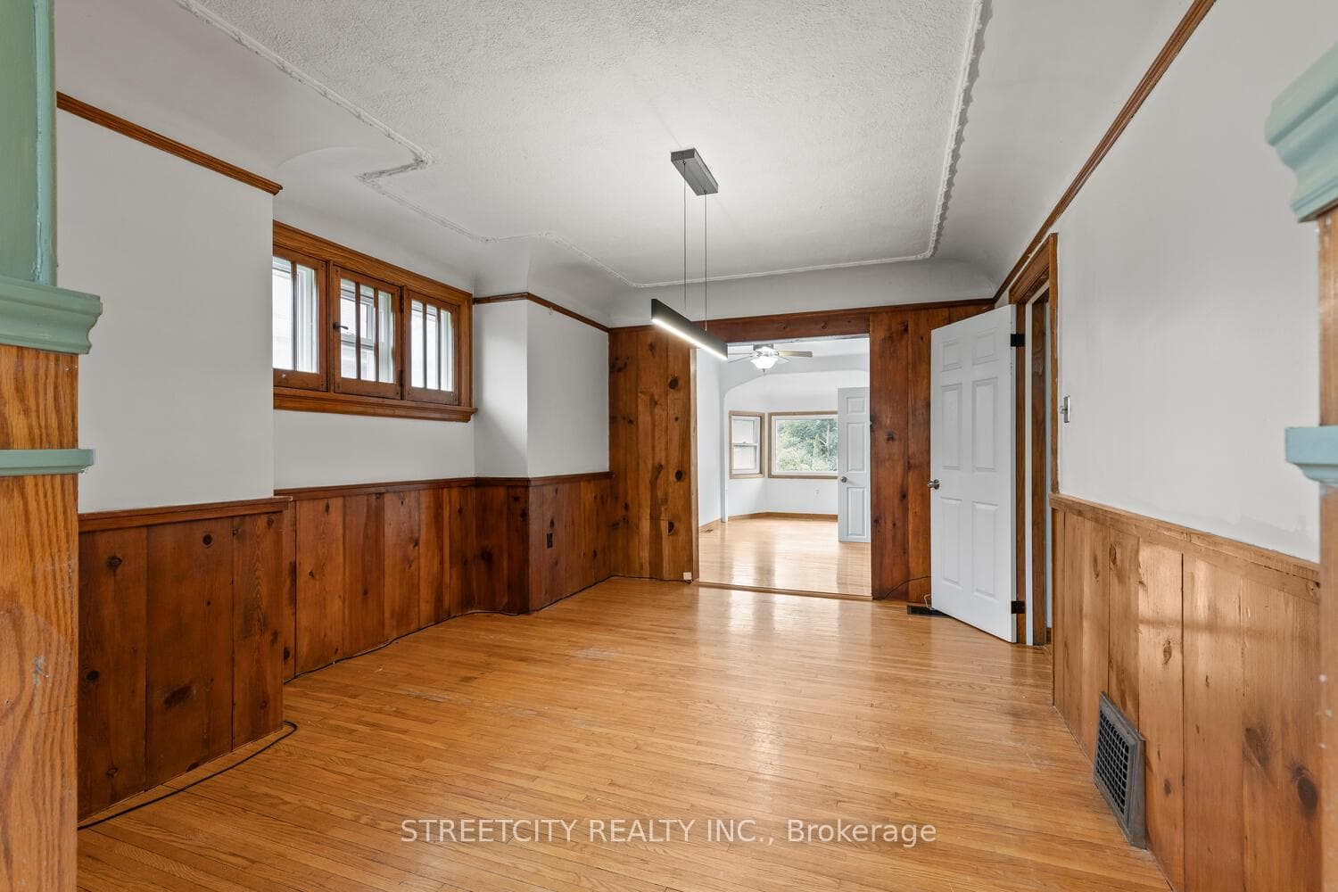 1235 King Street photo 8