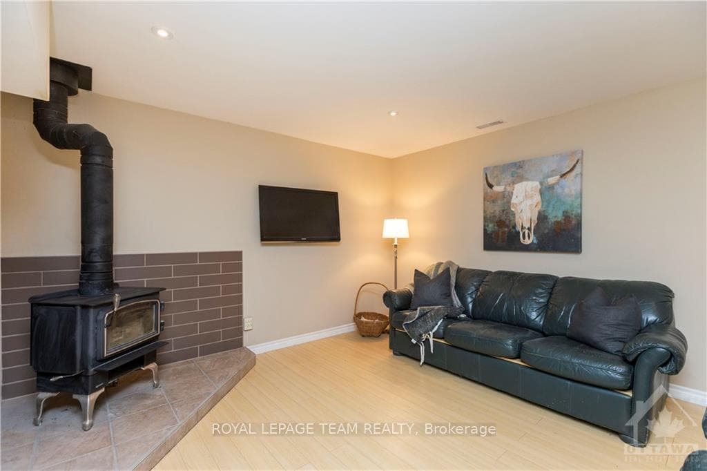 1124 DICKSON Road photo 22