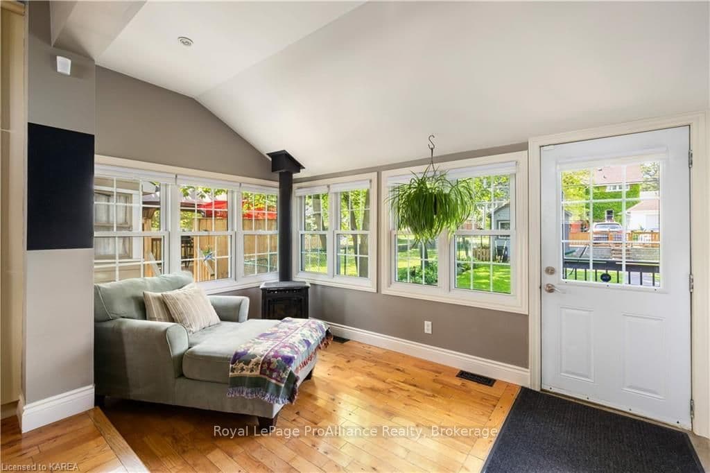 176 WELLINGTON Street photo 17
