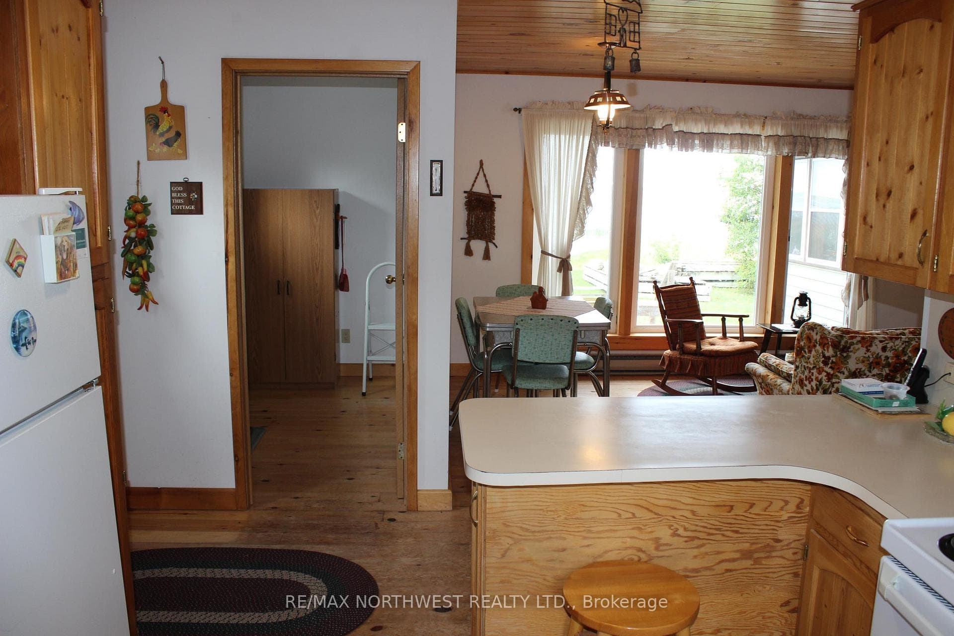 93 STINTZI DR E photo 16