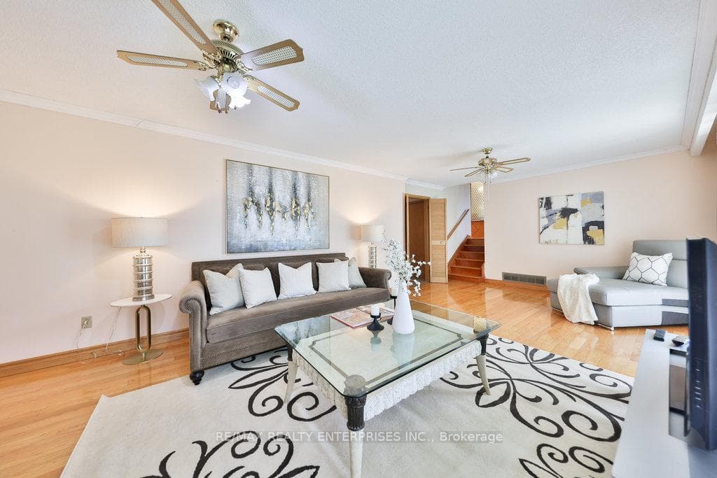 899 Hollowtree Crescent photo 7