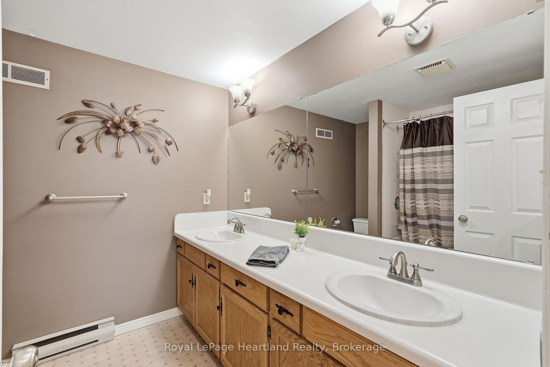 1041 Howick Street photo 20
