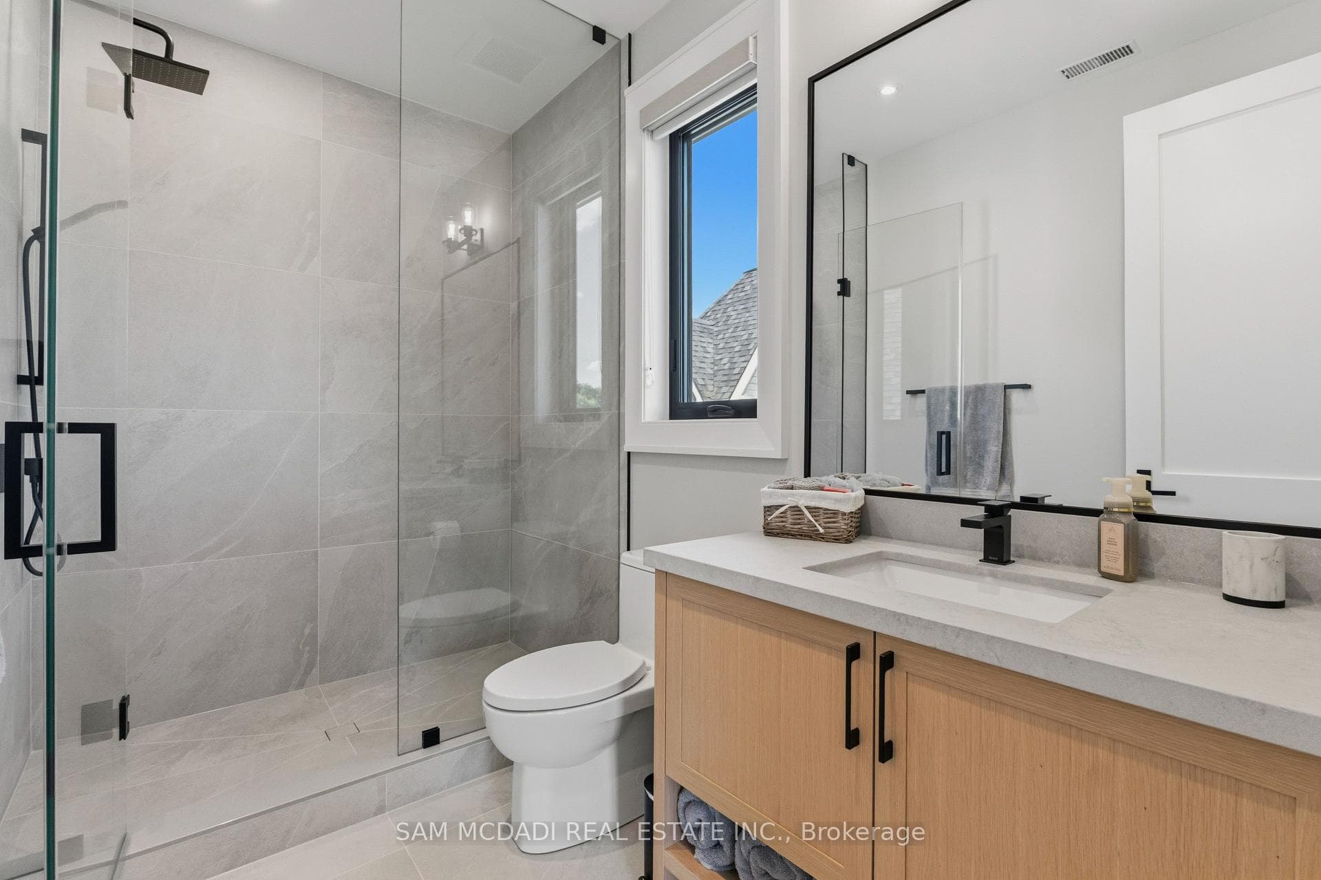 899 Danforth Place photo 32