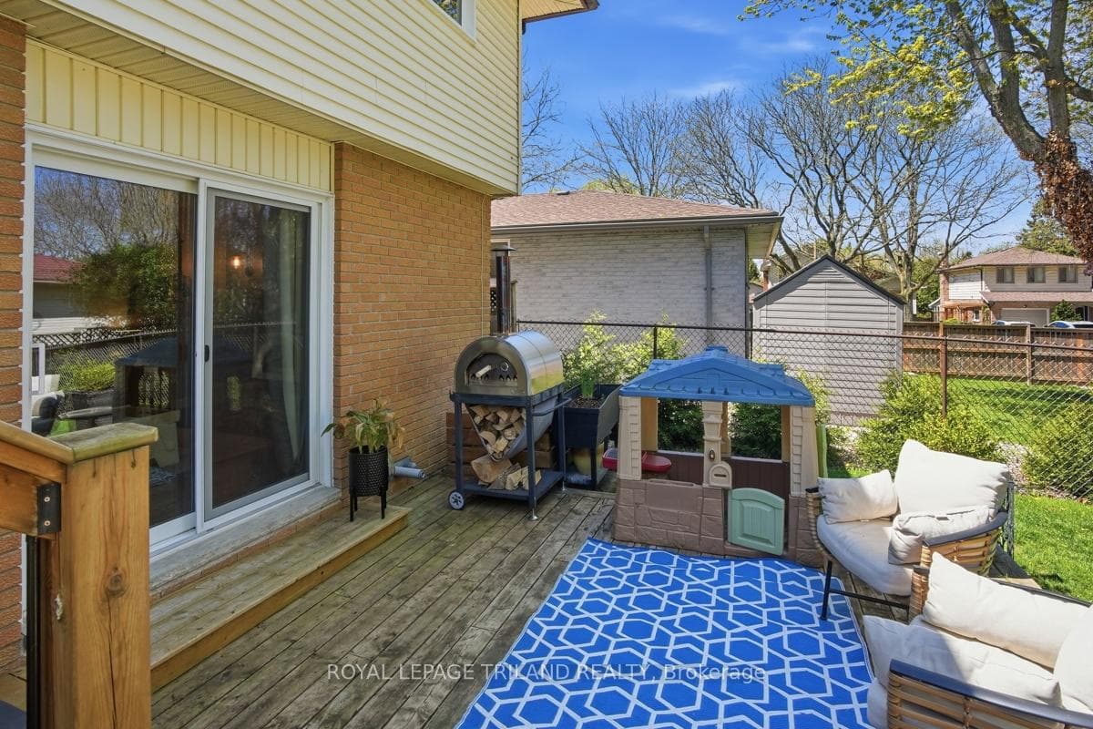 255 Highview Crescent photo 36