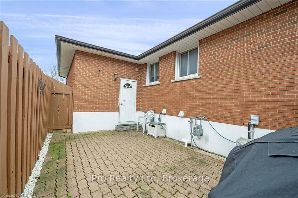 134 BRANT Avenue photo 33