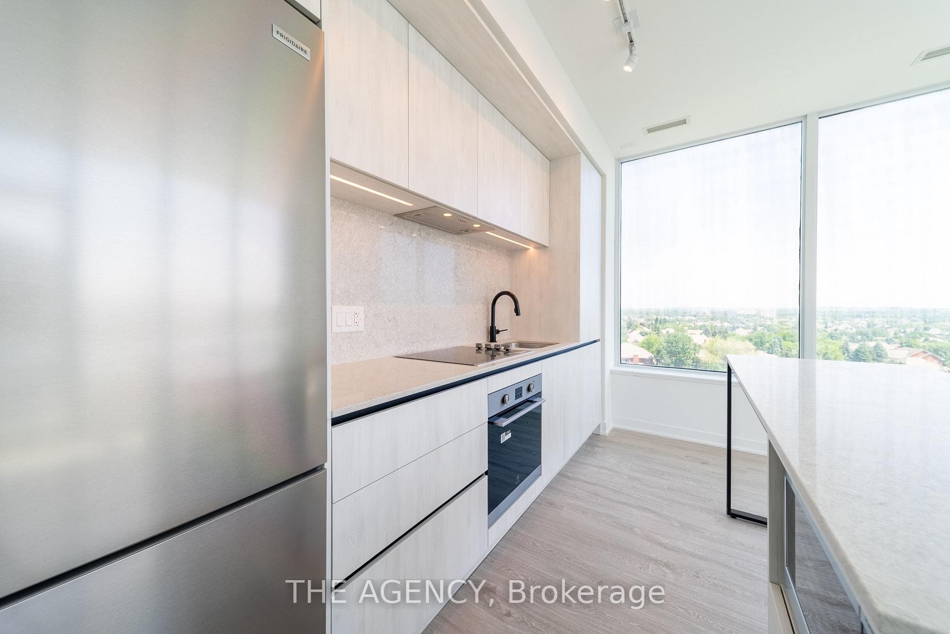 2495 Eglinton Avenue Unit 810 photo 6