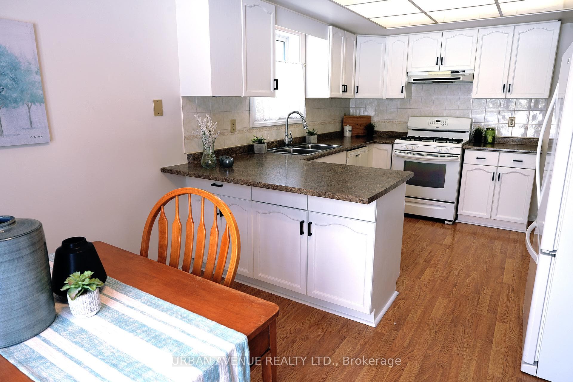 Kitchen - Eat in area