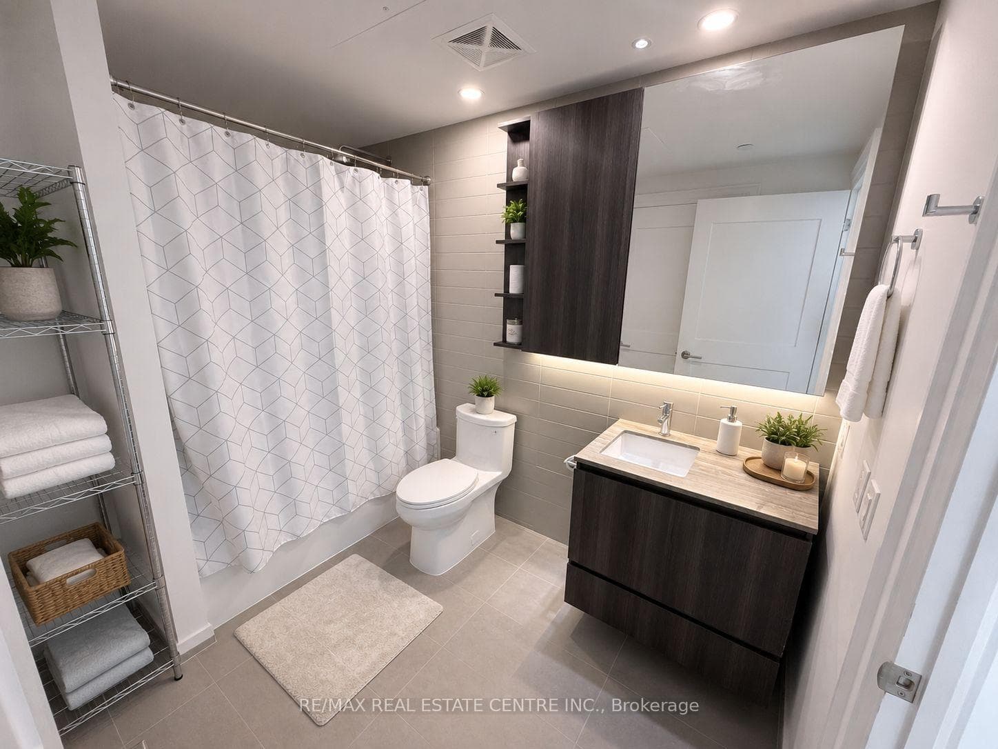Semi En-Suite. Virtually Staged