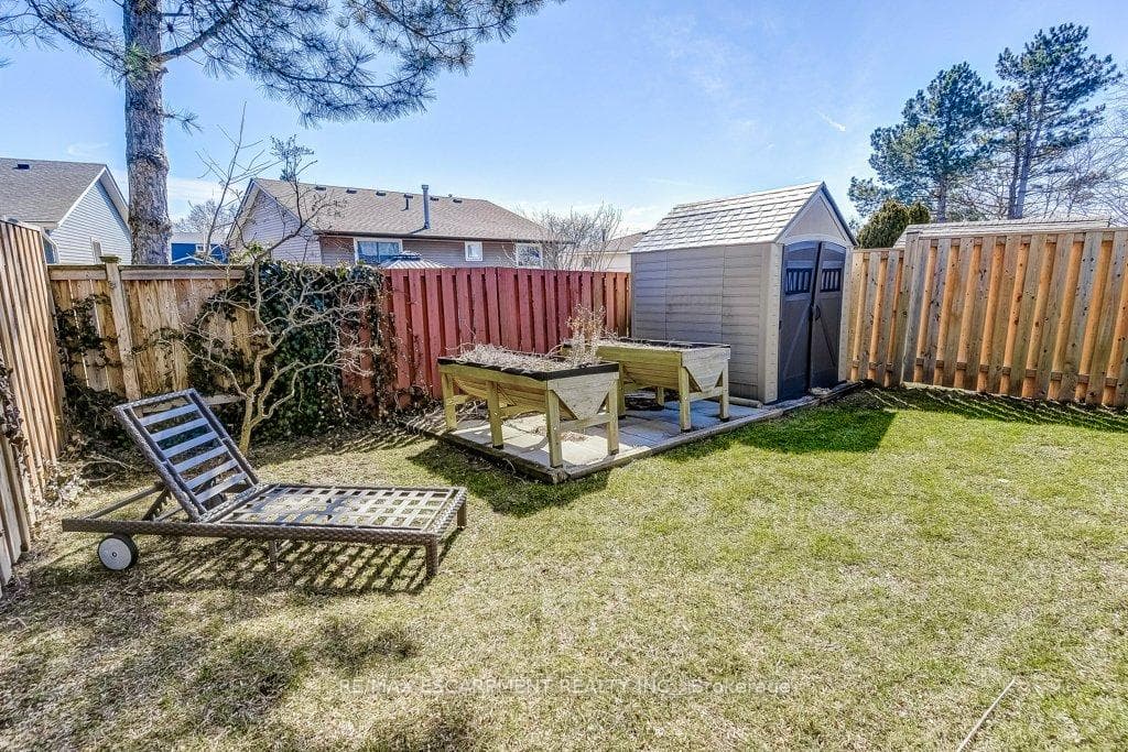2352 MALCOLM Crescent photo 26