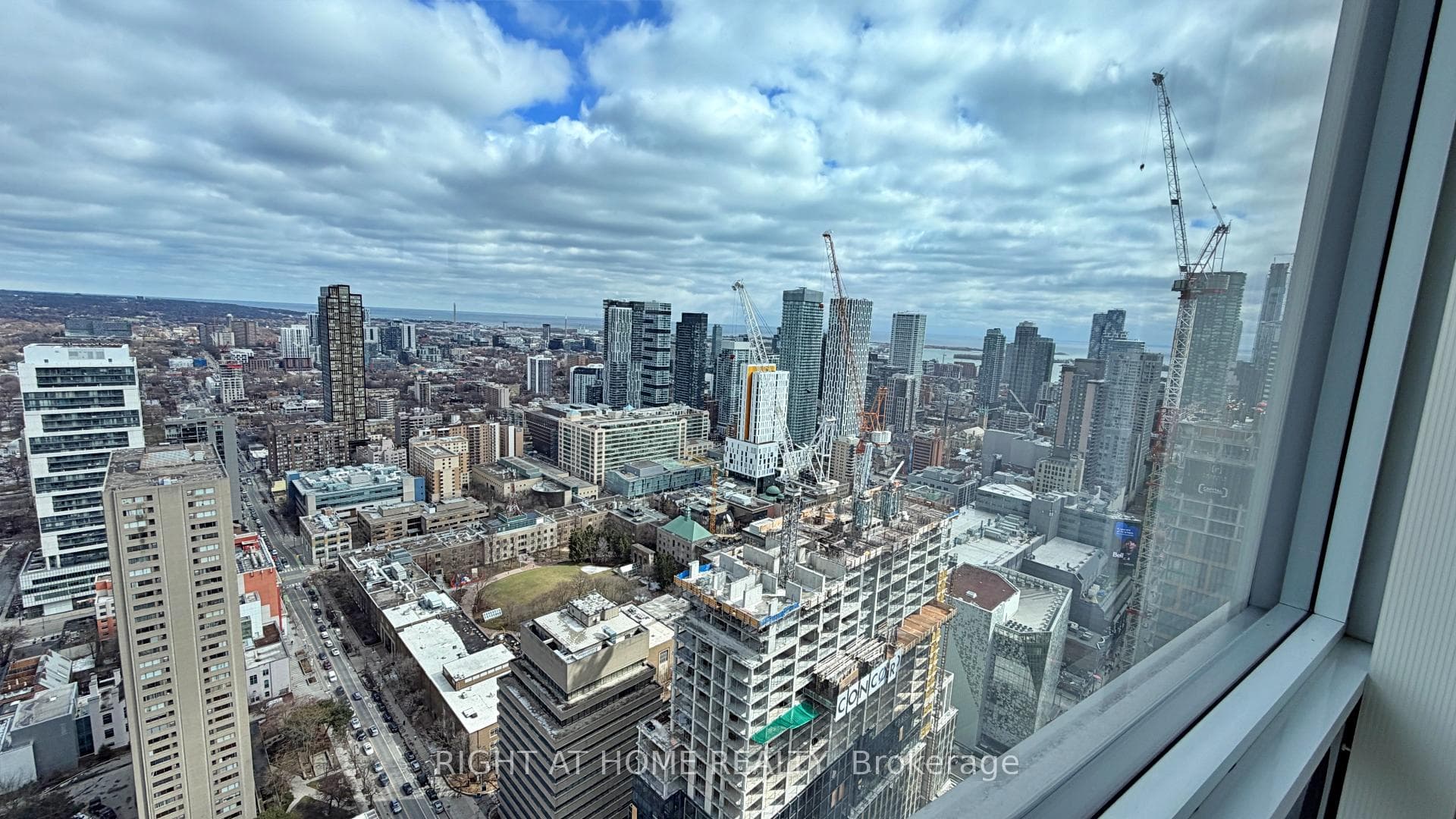 386 Yonge Street Unit 4207 photo 27