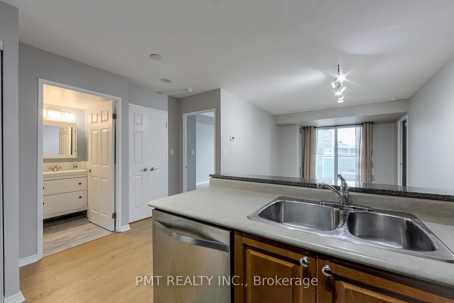 230 King Street Unit 1403 photo 9