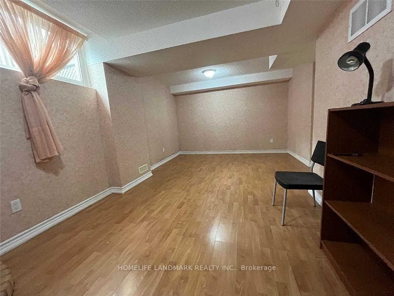 26 Joanna Crescent photo 4