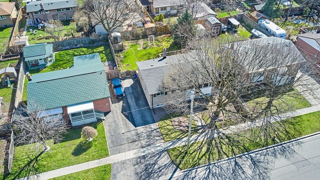 925 Bayview Avenue photo 34