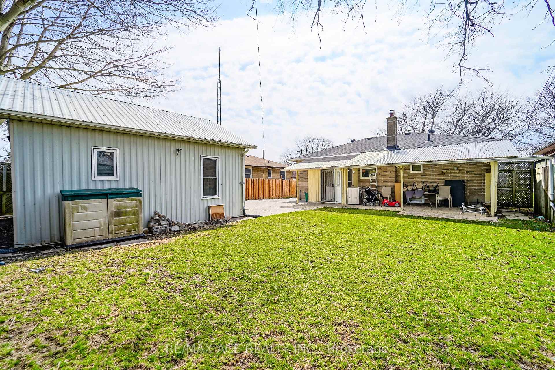 1425 Lakefield Street photo 8