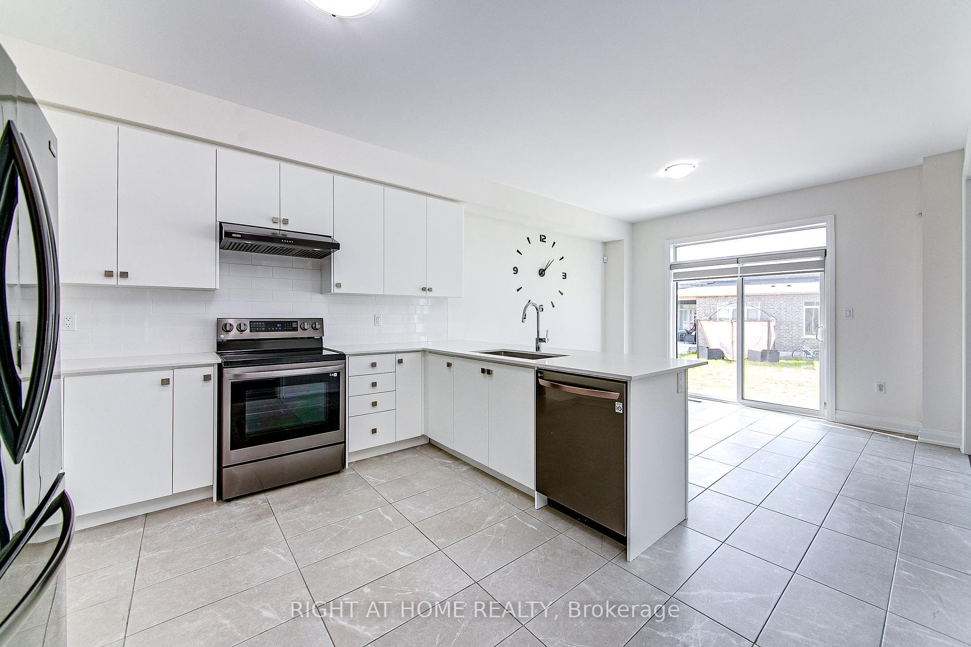 106 Ferragine Crescent photo 12