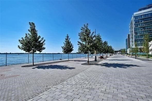 39 Queens Quay Unit 438 photo 2