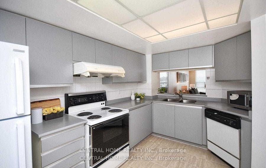 7825 Bayview Avenue Unit 502 photo 9