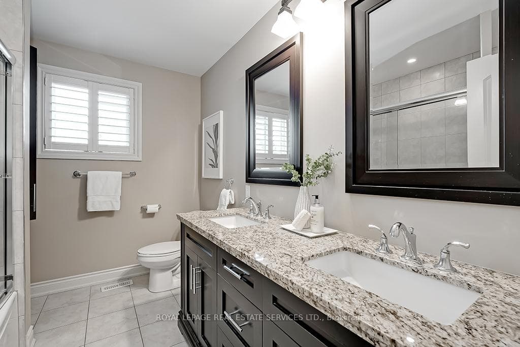 549 Vyner Crescent photo 17