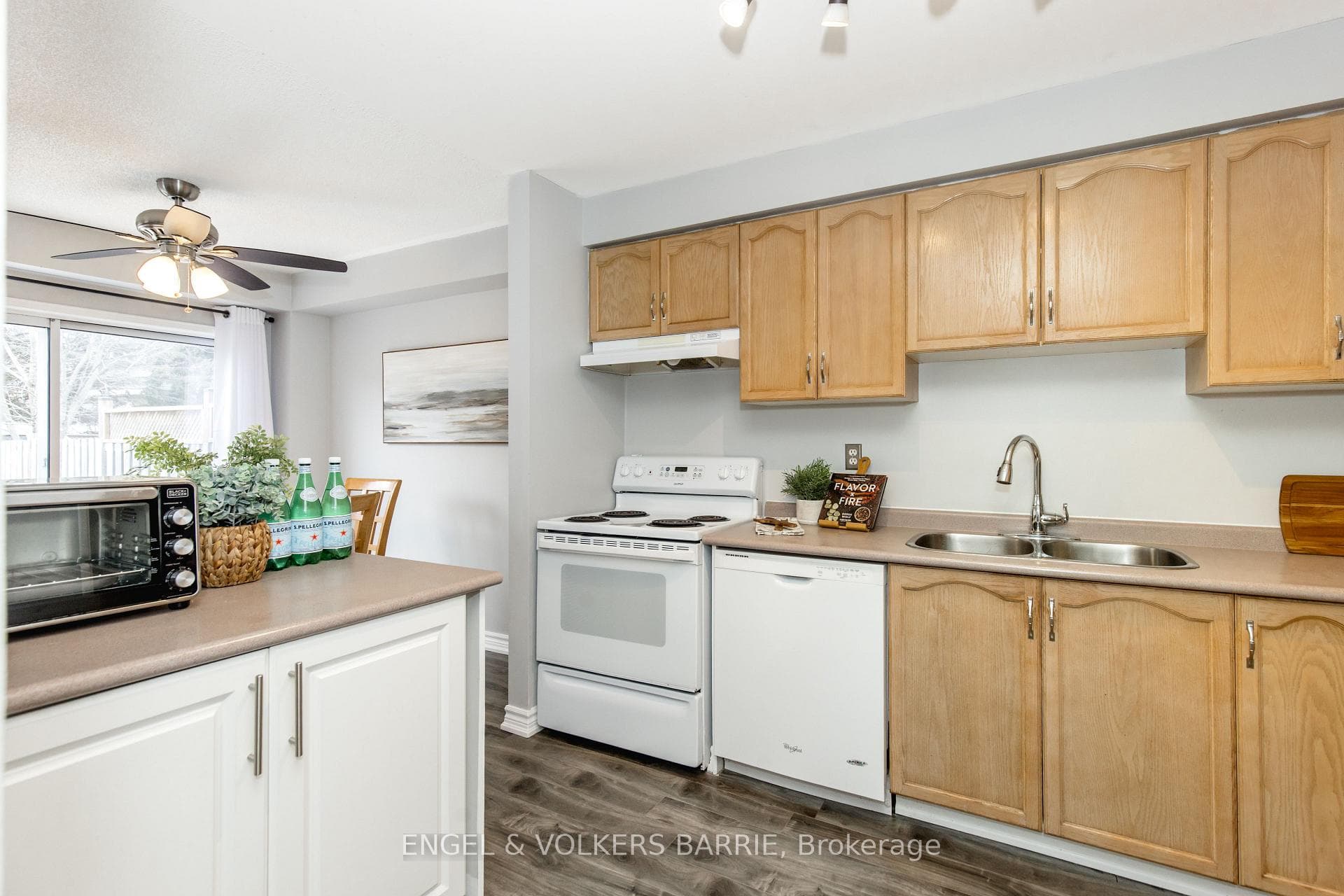 154 PICKETT Crescent photo 18