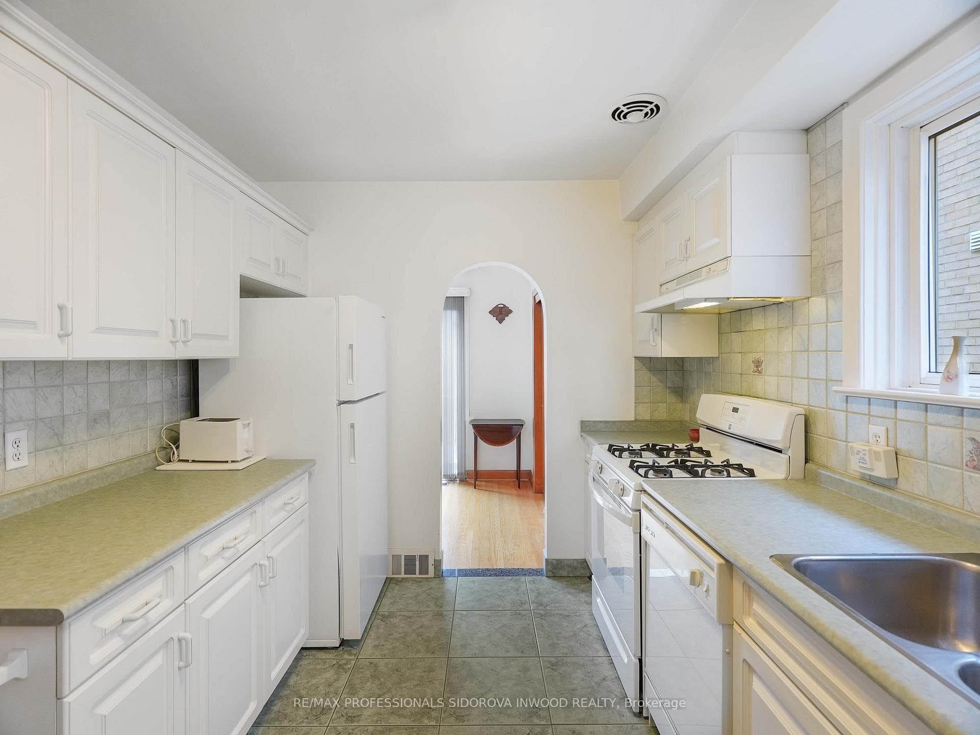 100 Beresford Avenue photo 8