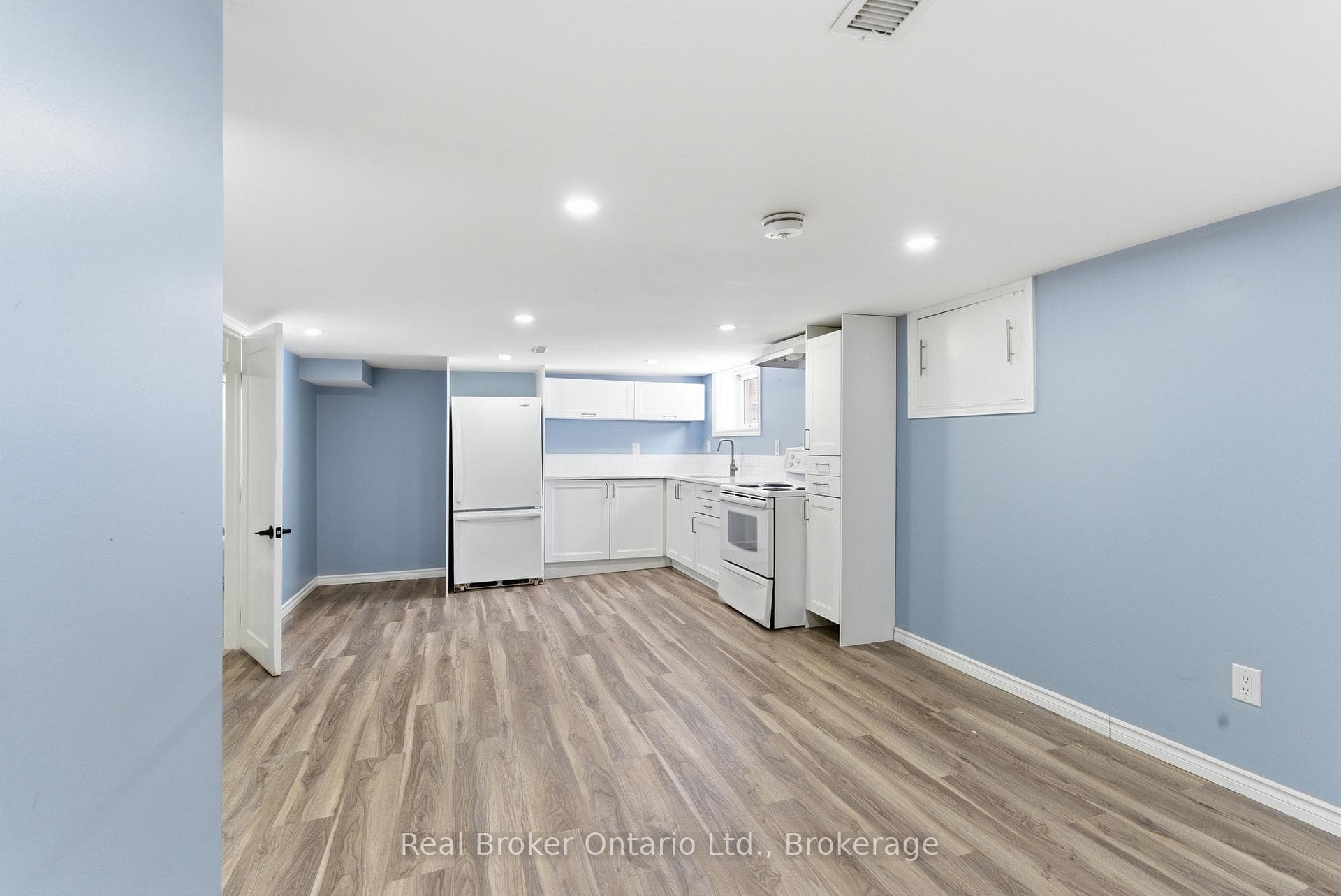 880 LAWRENCE Road photo 32