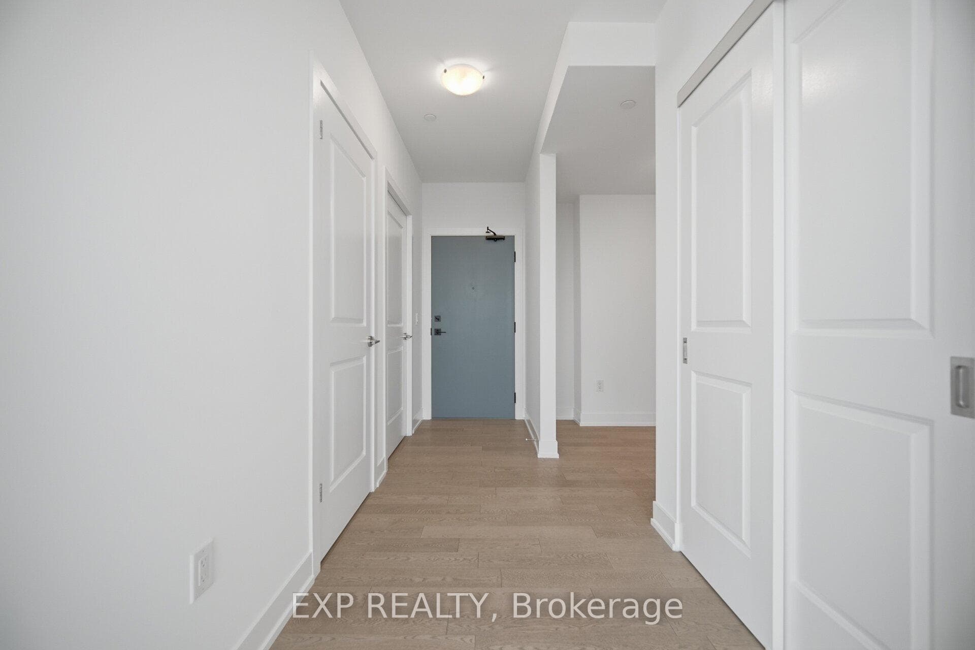 1063 Douglas Mccurdy Common Unit 805 photo 4