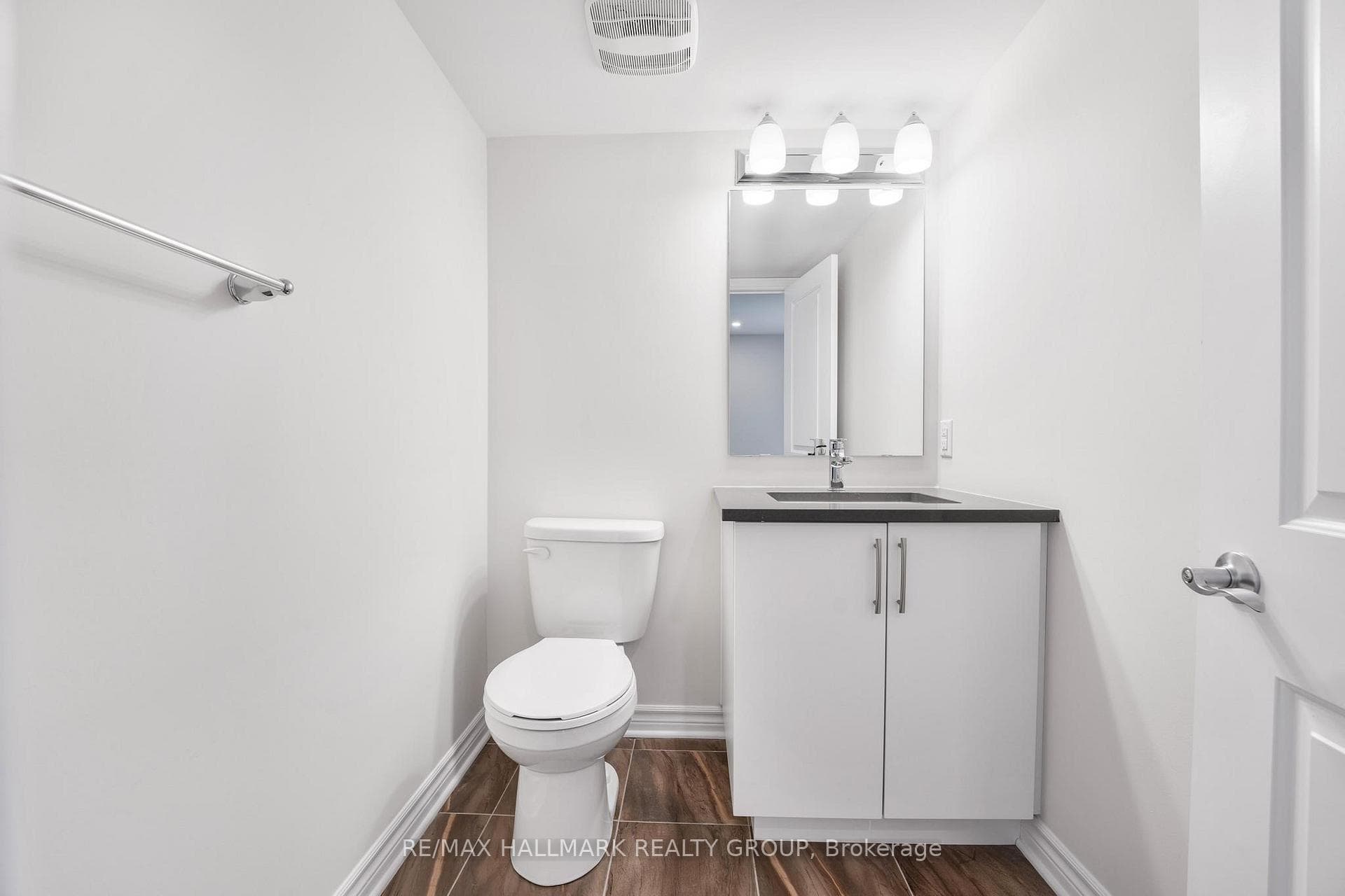 566 Cannes Crescent photo 24