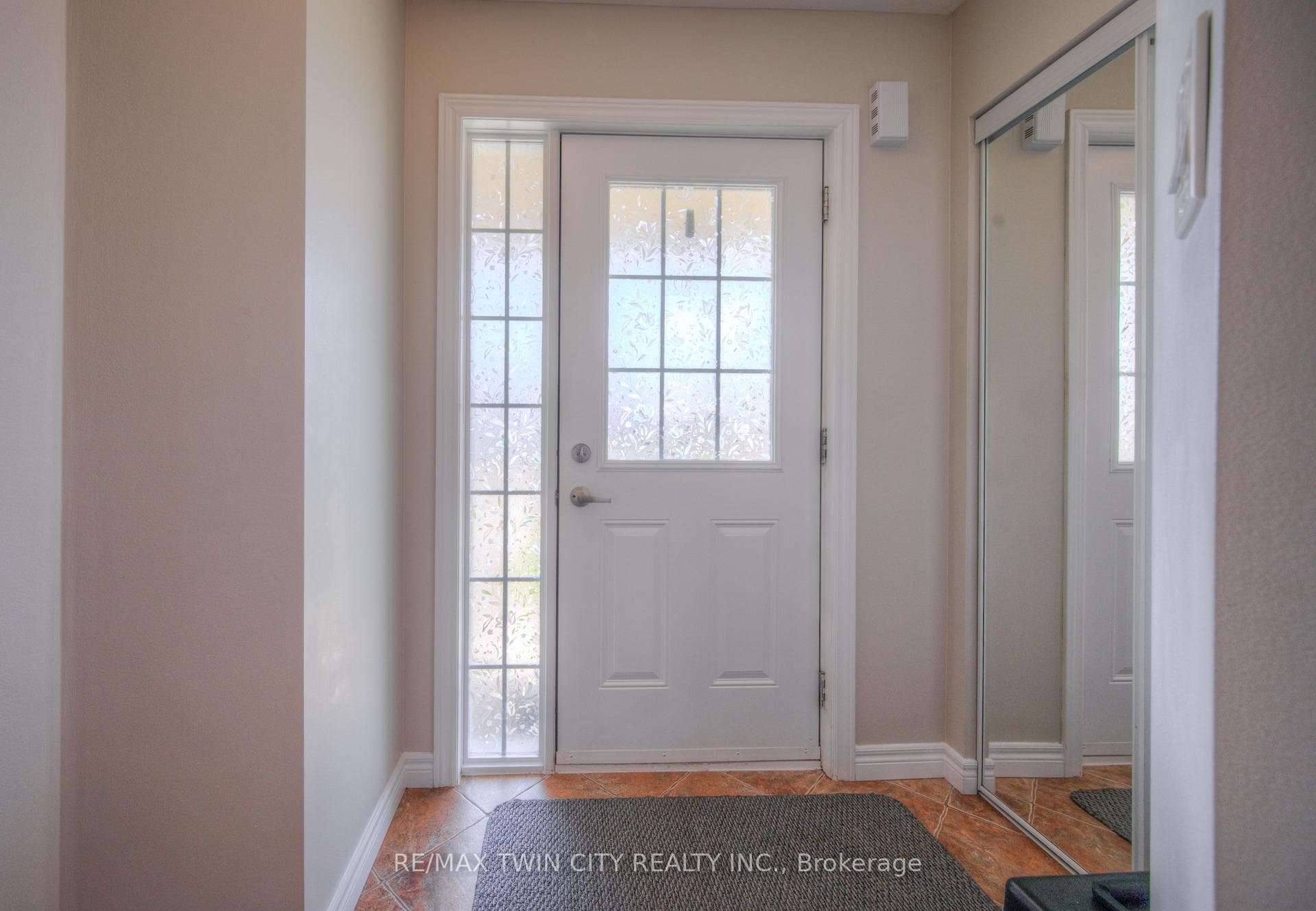 486 Doon South Drive photo 4
