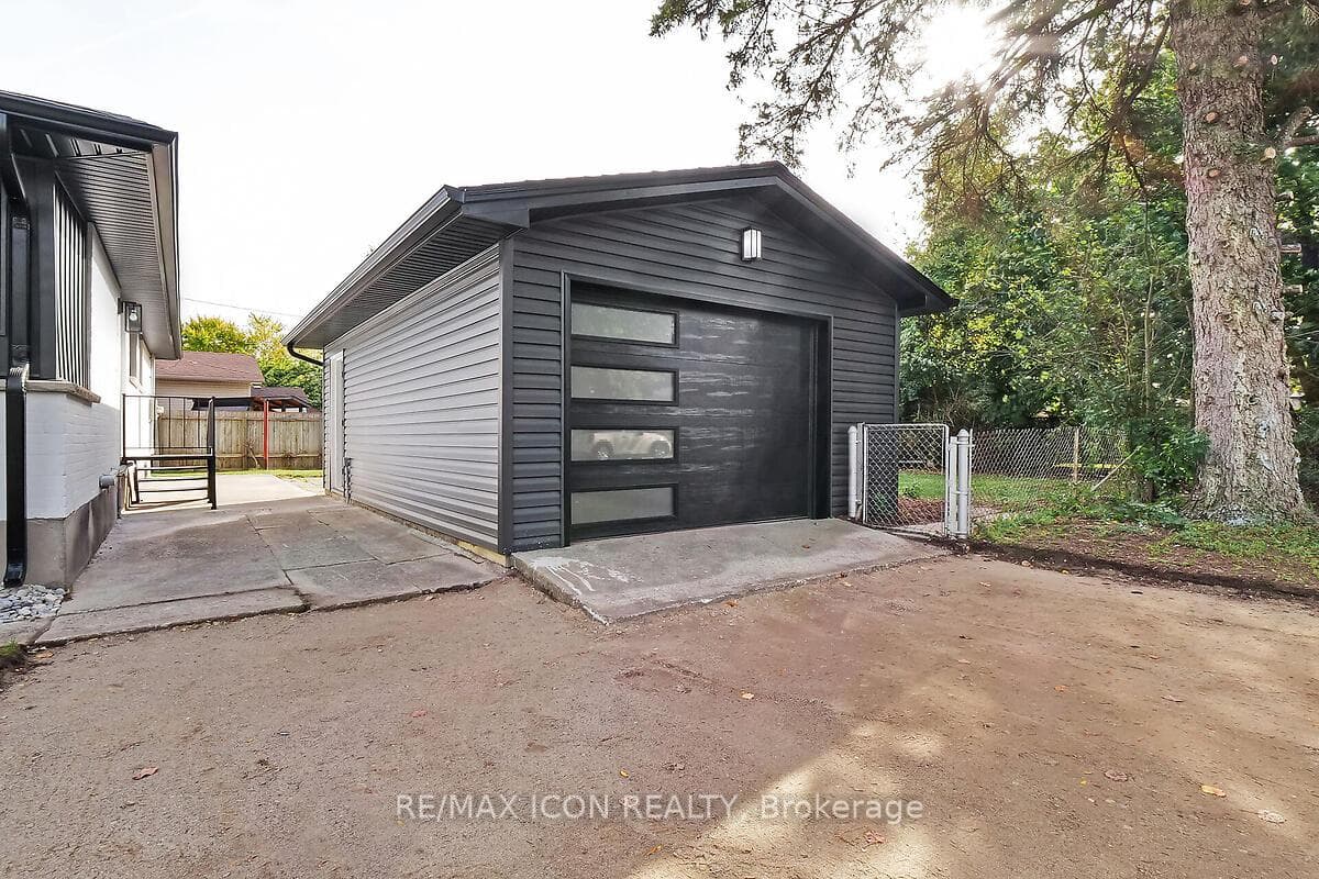 1466 Perth Avenue photo 38