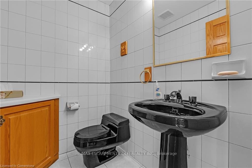10 Embassy Drive photo 18