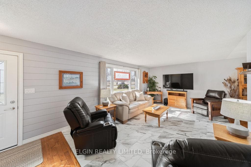 3134 Queen Street photo 4