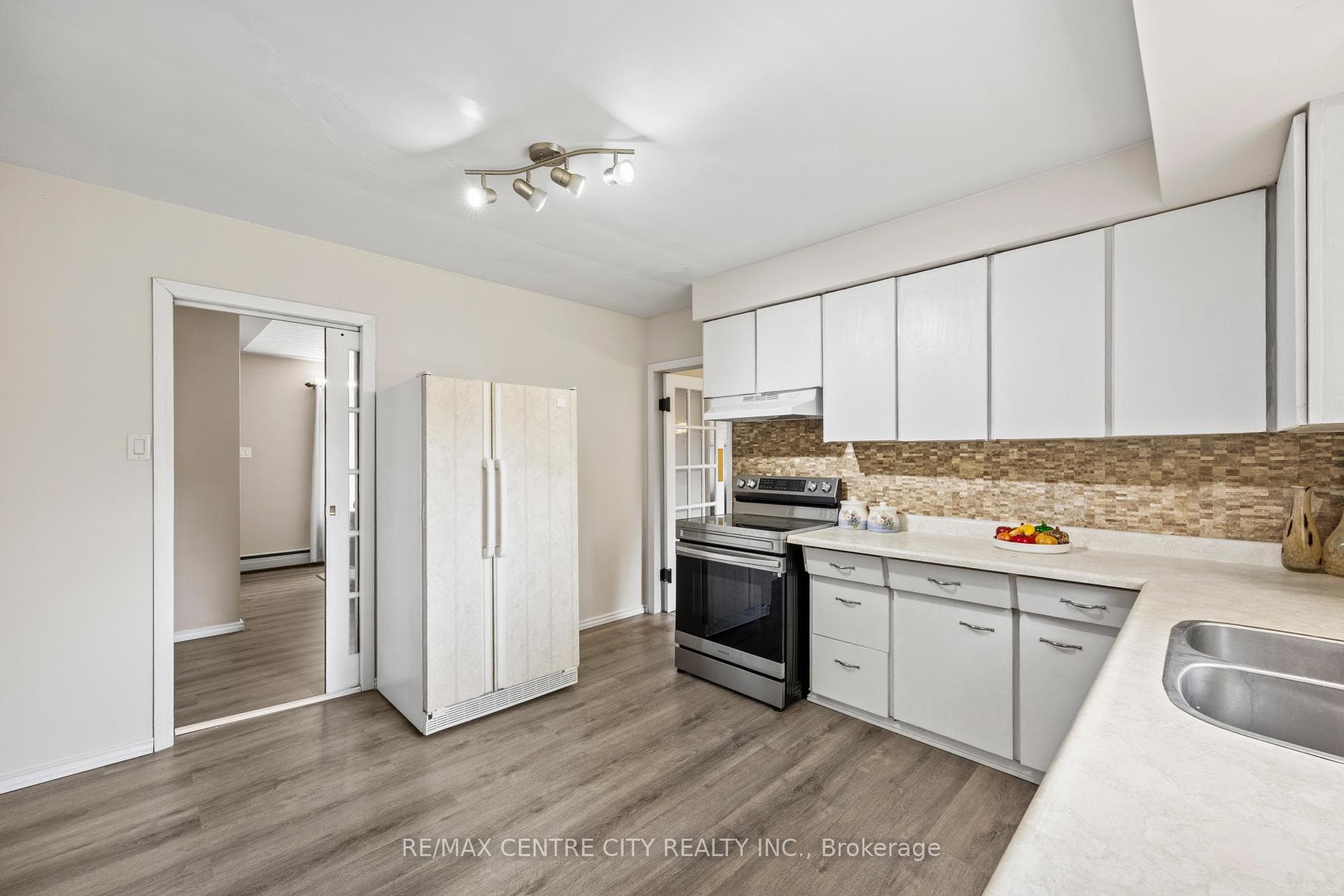 580 Salway Street photo 17