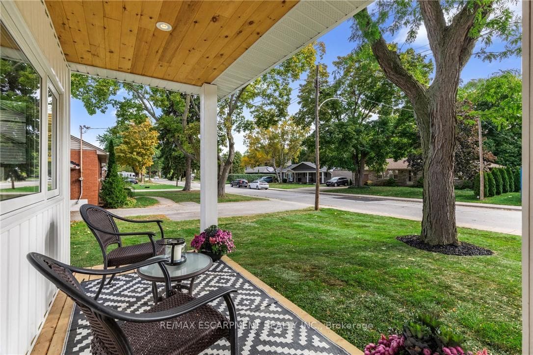 2073 Maplewood Drive photo 4