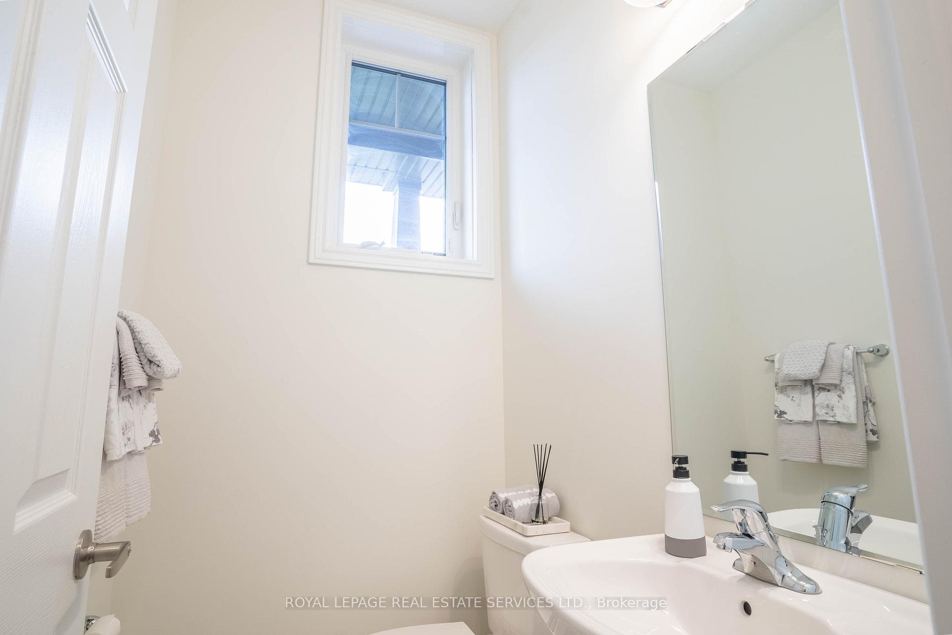 84 Barkerville Drive photo 12