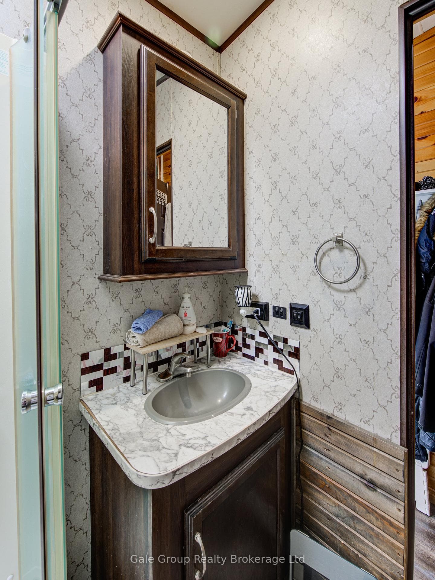 495856 10th Line Unit 92 photo 13