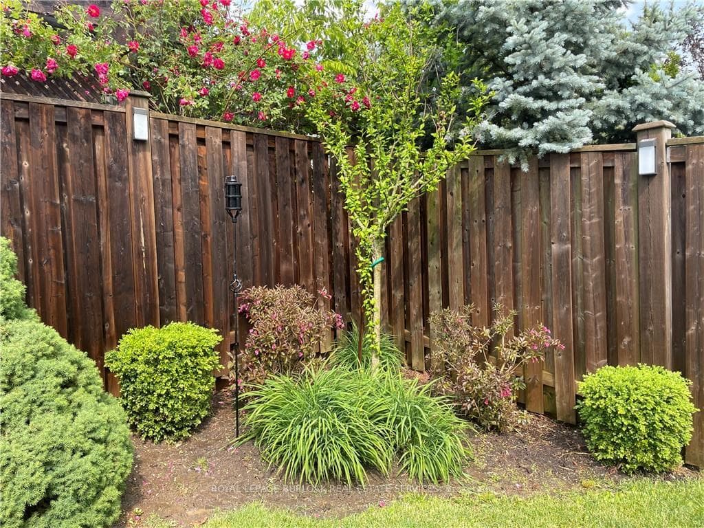 1009 Holdsworth Crescent photo 37